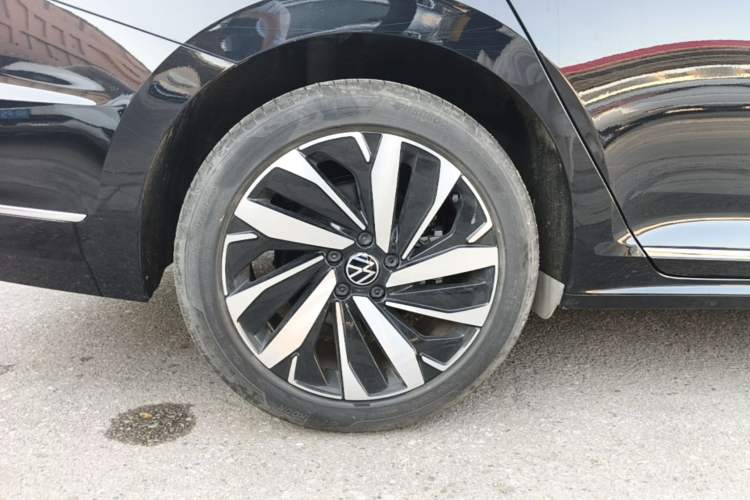 Used Volkswagen Passat 2024 380TSI Dragon Edition Right Rear Wheel Hub