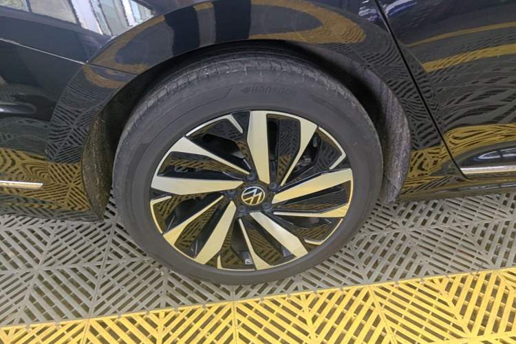 Used Volkswagen Passat 2024 380TSI Dragon Edition Right Rear Wheel Hub