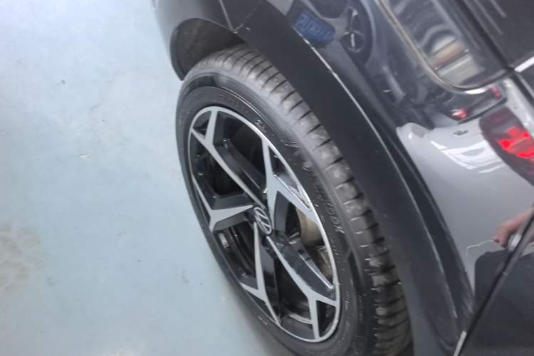 Used Volkswagen Passat 2024 330TSI Starry Elite Edition Right Rear Wheel Hub