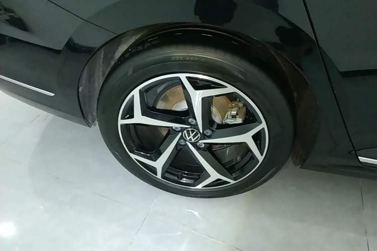 Used Volkswagen Passat 2024 380TSI Starry Dragon Edition Right Rear Wheel Hub