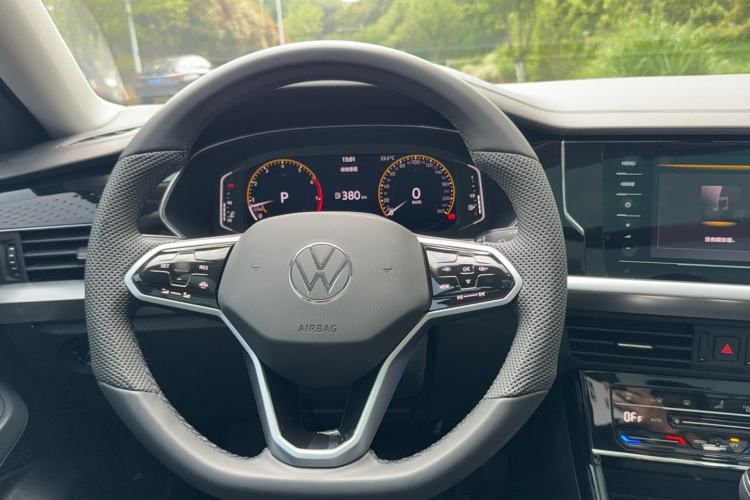 Used Volkswagen Passat 2024 380TSI Dragon Edition Steering Wheel