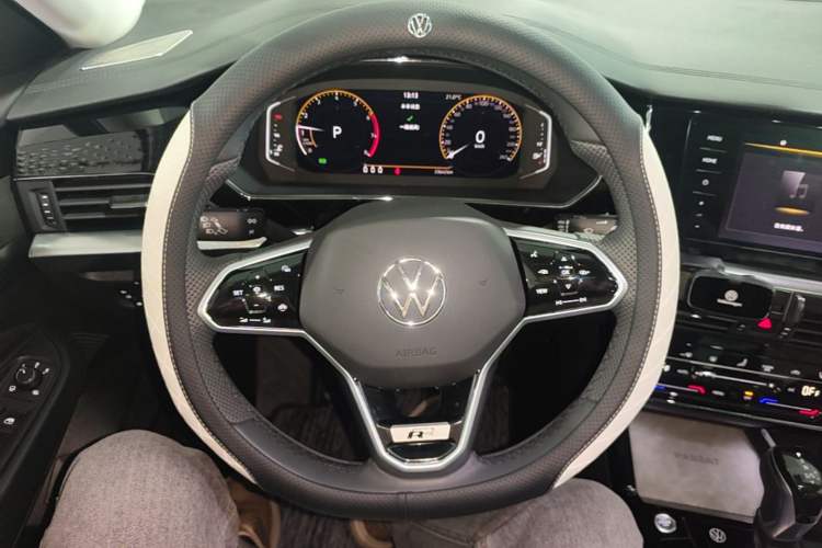 Used Volkswagen Passat 2024 380TSI Dragon Edition Steering Wheel