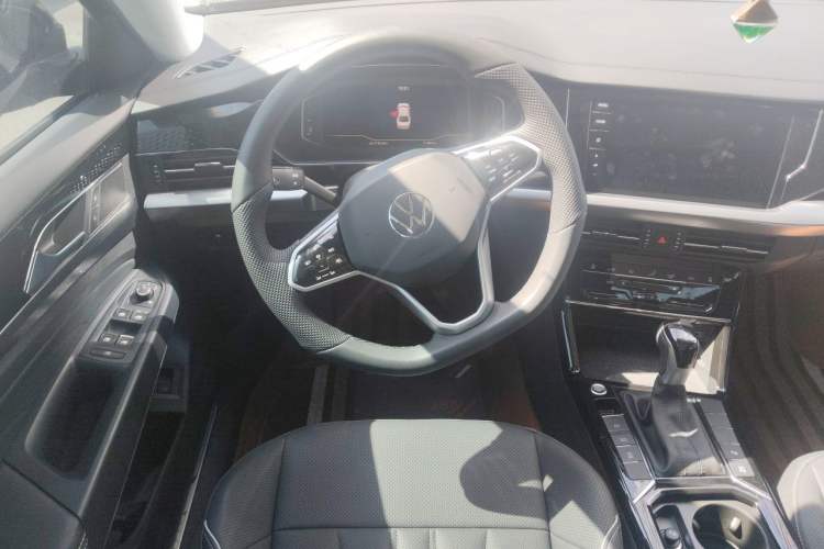 Used Volkswagen Passat 2024 380TSI Dragon Glory Edition Steering Wheel