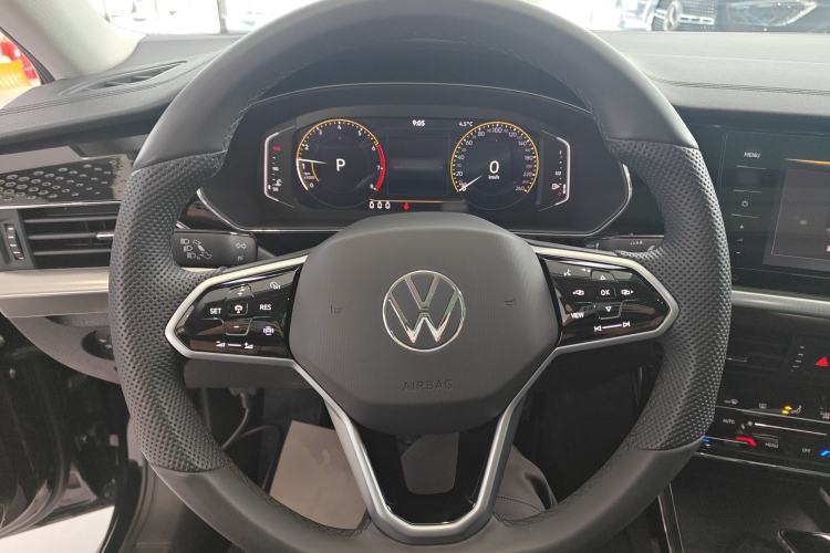 Used Volkswagen Passat 2024 380TSI Dragon Edition Steering Wheel