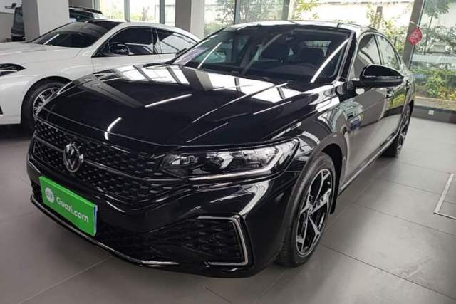 Ojetý Volkswagen Passat 2025 Outstanding Model 380TSI Starry Dragon Edition