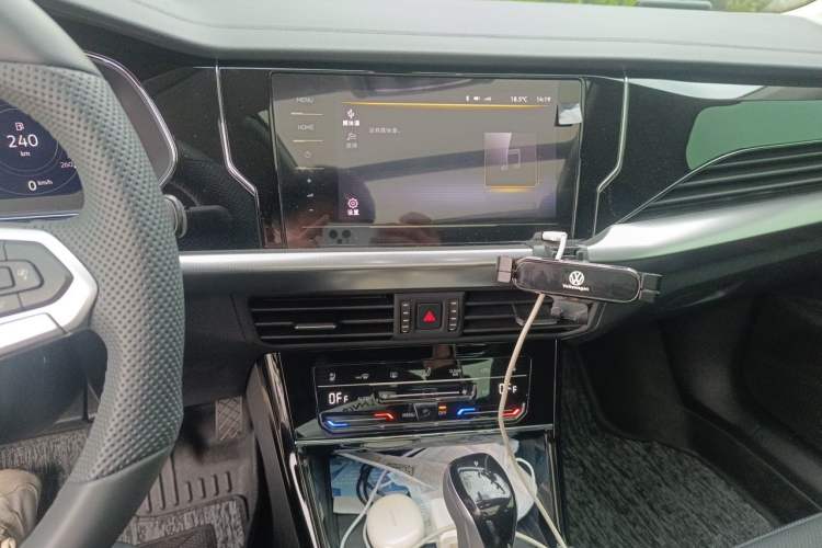 Used Volkswagen Passat 2025 Outstanding Model 330TSI Starry Elite Edition Audio And AC Panel