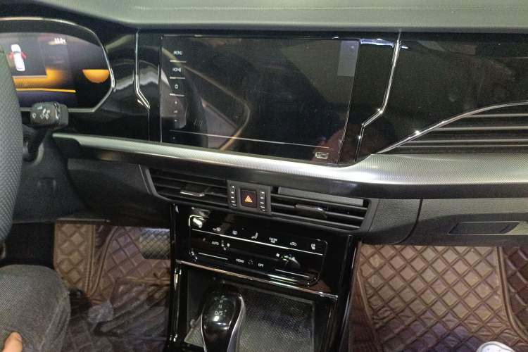 Used Volkswagen Passat 2025 Outstanding Model 330TSI Elite Edition Audio And AC Panel