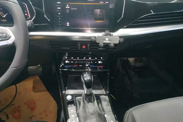 Used Volkswagen Passat 2025 Premium Version 380TSI Dragon Edition Audio And AC Panel