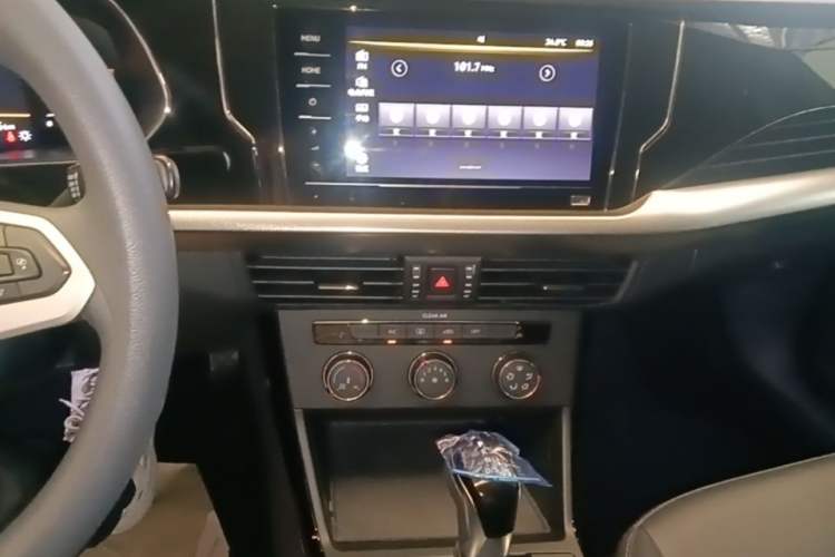 Used Volkswagen Passat 2025 Outstanding Model 280TSI Business Edition Audio And AC Panel