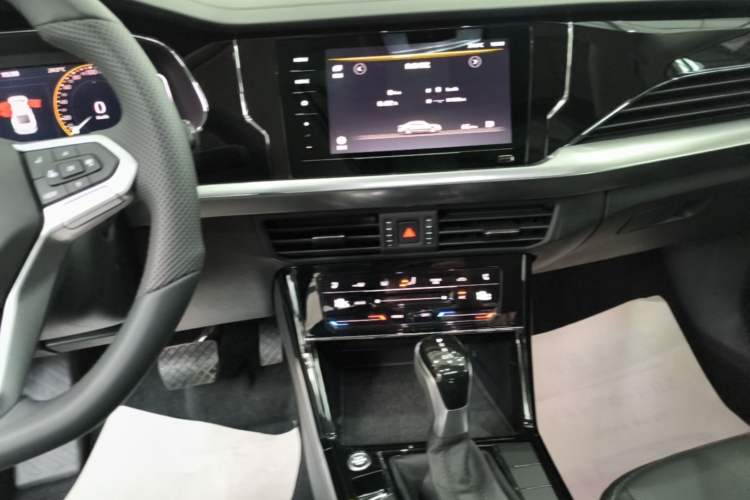 Used Volkswagen Passat 2025 Premium Version 380TSI Dragon Edition Audio And AC Panel