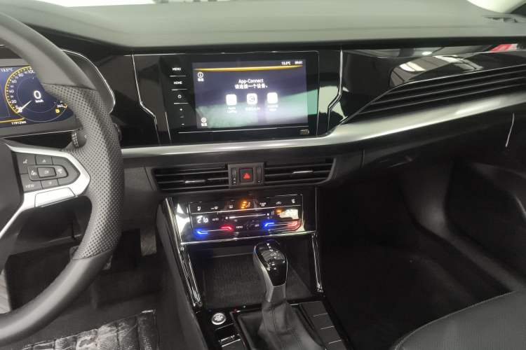 Used Volkswagen Passat 2025 Premium Version 380TSI Dragon Edition Audio And AC Panel