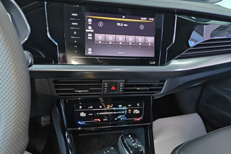 Used Volkswagen Passat 2025 Premium Version 380TSI Dragon Edition Audio And AC Panel