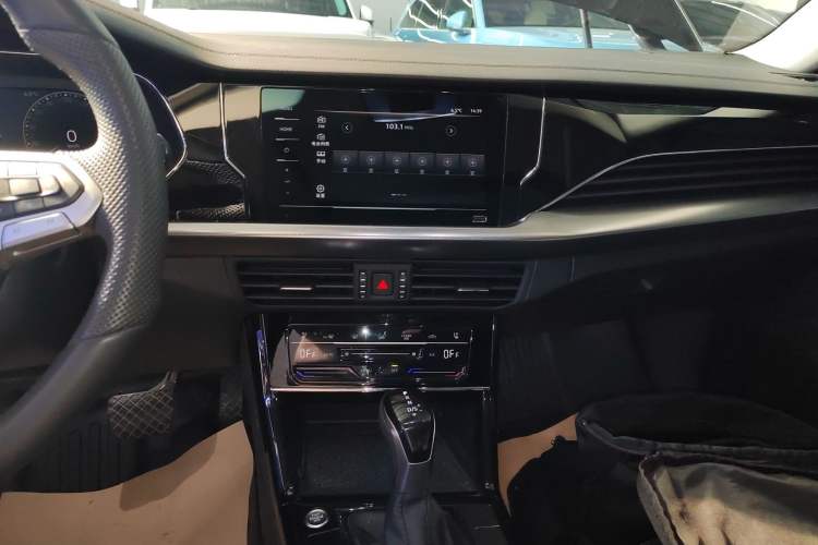 Used Volkswagen Passat 2025 Premium Version 380TSI Dragon Edition Audio And AC Panel