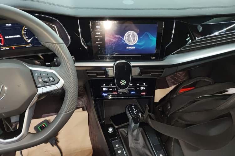 Used Volkswagen Passat 2025 Outstanding Model 330TSI Starry Elite Edition Audio And AC Panel