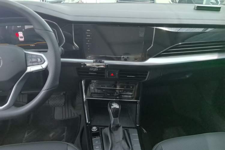 Used Volkswagen Passat 2025 Premium Version 380TSI Dragon Edition Audio And AC Panel