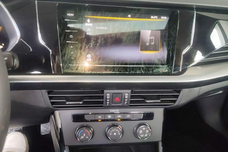 Used Volkswagen Passat 2025 Outstanding Model 280TSI Business Edition Audio And AC Panel