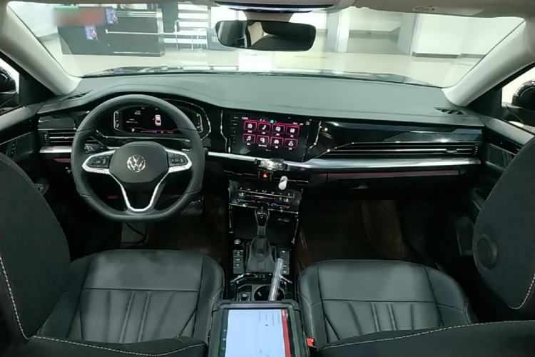 Used Volkswagen Passat 2025 Outstanding Model 380TSI Starry Dragon Glorious Edition Center Console