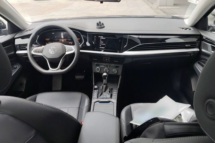 Used Volkswagen Passat 2025 Outstanding Model 280TSI Business Edition Center Console