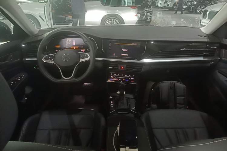Used Volkswagen Passat 2025 Outstanding Model 330TSI Starry Elite Edition Center Console