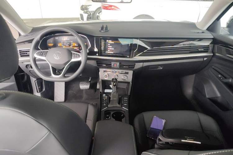Used Volkswagen Passat 2025 Outstanding Model 280TSI Business Edition Center Console