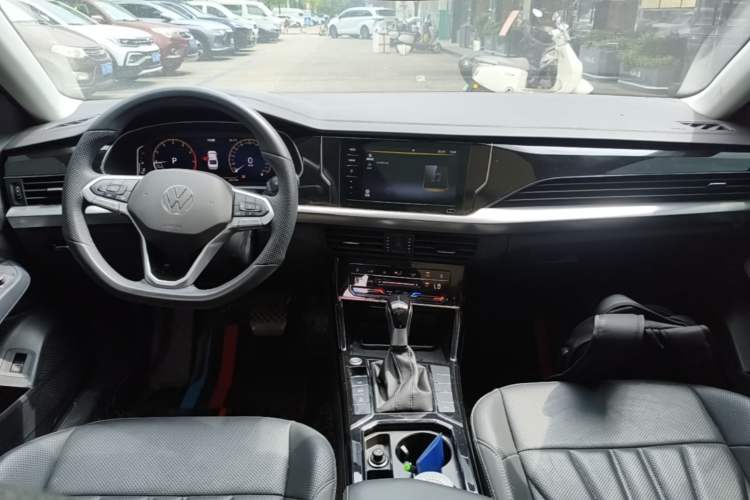Used Volkswagen Passat 2025 Premium Version 380TSI Dragon Edition Center Console