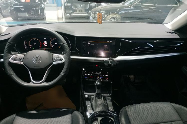 Used Volkswagen Passat 2025 Premium Version 380TSI Dragon Edition Center Console