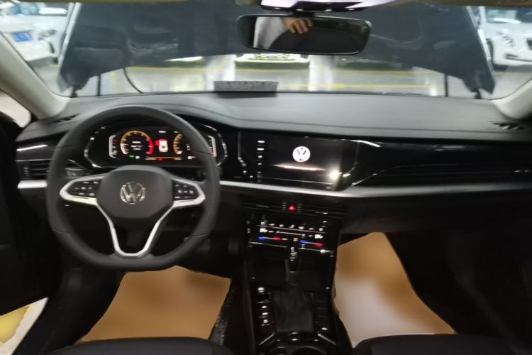 Used Volkswagen Passat 2025 Premium Version 380TSI Dragon Edition Center Console