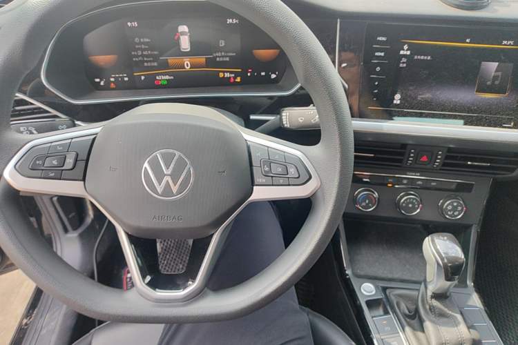 Used Volkswagen Passat 2025 Outstanding Model 280TSI Business Edition Center Console