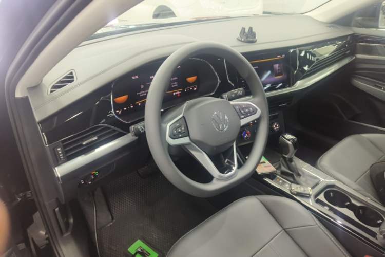 Used Volkswagen Passat 2025 Outstanding Model 280TSI Business Edition Center Console