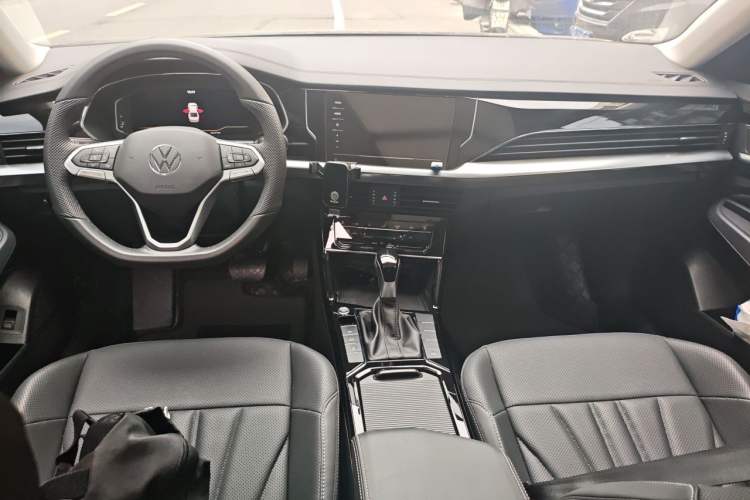 Used Volkswagen Passat 2025 Outstanding Model 330TSI Elite Edition Center Console