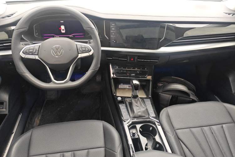 Used Volkswagen Passat 2025 Outstanding Model 380TSI Dragon Glory Edition Center Console