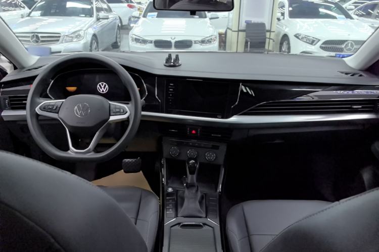 Used Volkswagen Passat 2025 Outstanding Model 280TSI Business Edition Center Console
