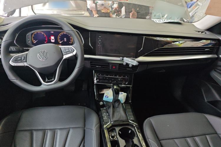 Used Volkswagen Passat 2025 Outstanding Model 330TSI Starry Elite Edition Center Console