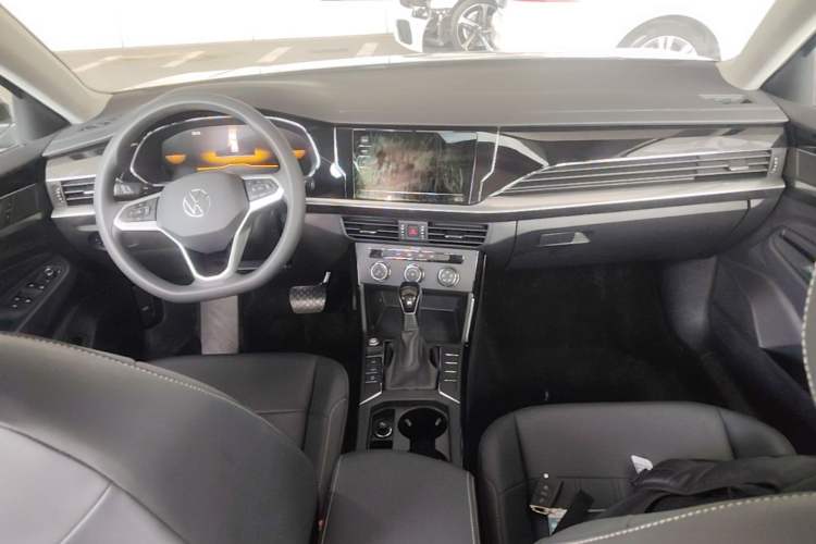 Used Volkswagen Passat 2025 Outstanding Model 280TSI Business Edition Center Console