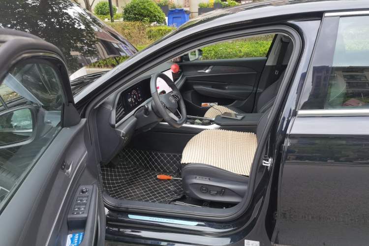 Used Volkswagen Passat 2025 Pro 380TSI Dragon Glory Edition Driver Seat