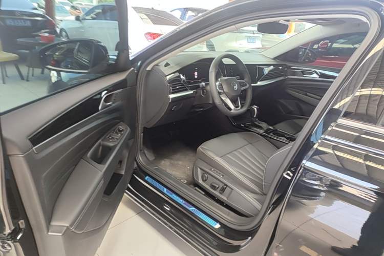 Used Volkswagen Passat 2025 Outstanding Model 330TSI Starry Elite Edition Driver Seat