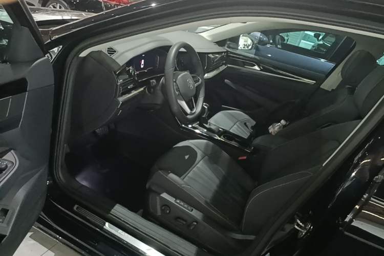 Used Volkswagen Passat 2025 Outstanding Model 330TSI Starry Elite Edition Driver Seat