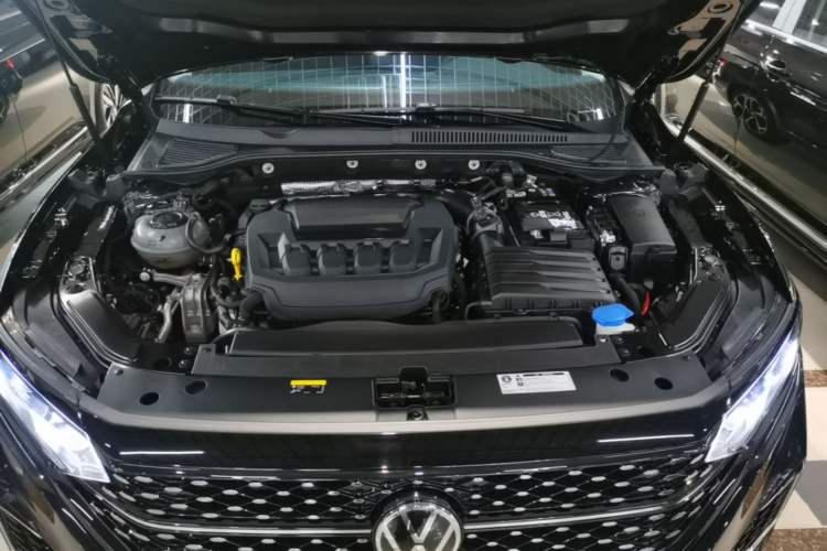 Used Volkswagen Passat 2025 Outstanding Model 330TSI Starry Elite Edition Engine Bay