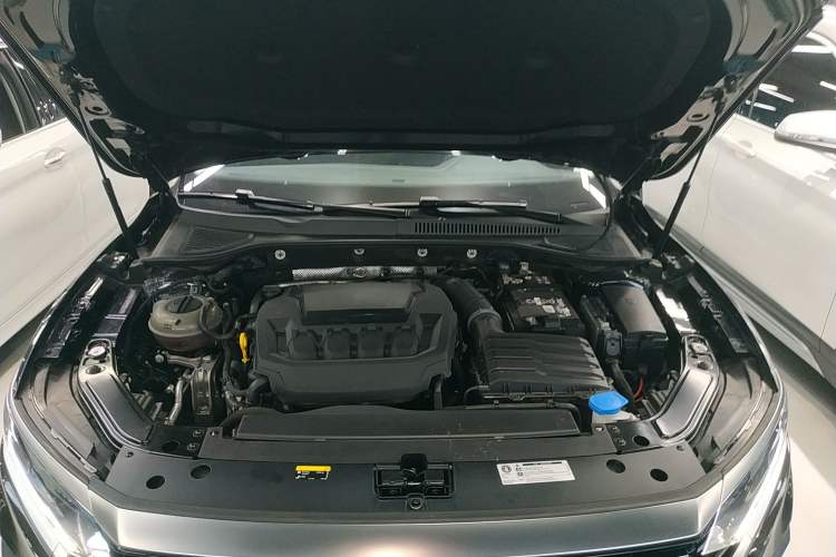 Used Volkswagen Passat 2025 Premium Version 380TSI Dragon Edition Engine Bay