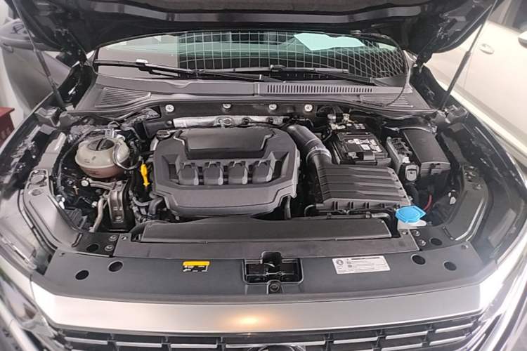 Used Volkswagen Passat 2025 Premium Version 380TSI Dragon Edition Engine Bay