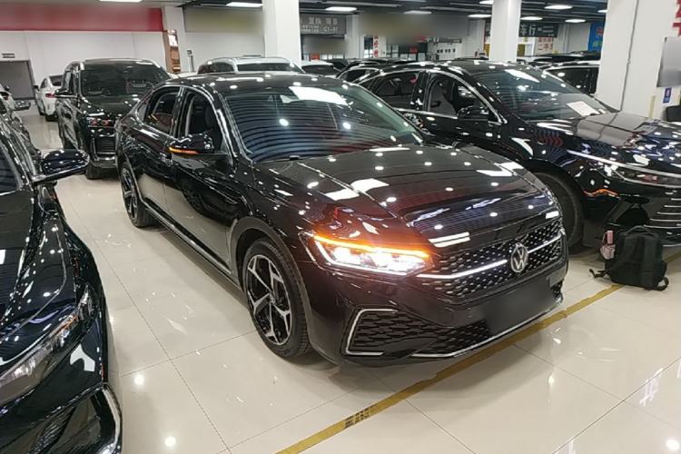 Used Volkswagen Passat 2025 Outstanding Model 380TSI Starry Dragon Glorious Edition Front Right 45 Deg