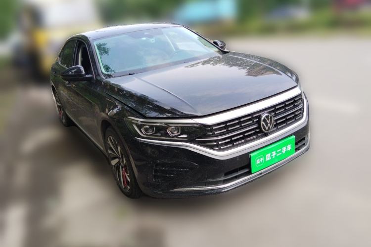 Used Volkswagen Passat 2025 Outstanding Model 380TSI Dragon Glory Edition Front Right 45 Deg