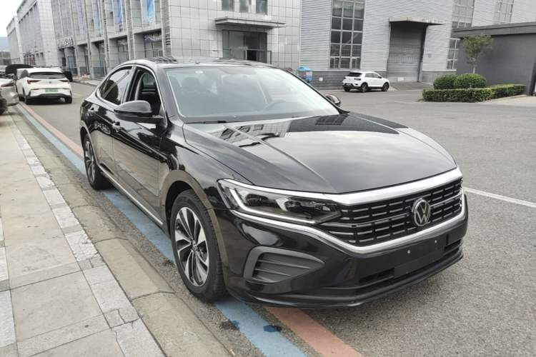 Used Volkswagen Passat 2025 Outstanding Model 280TSI Business Edition Front Right 45 Deg