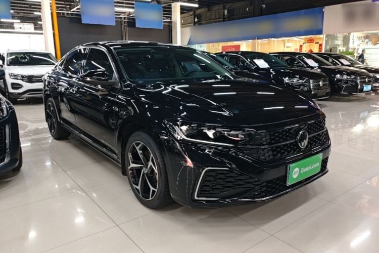 Used Volkswagen Passat 2025 Outstanding Model 380TSI Starry Dragon Edition Front Right 45 Deg