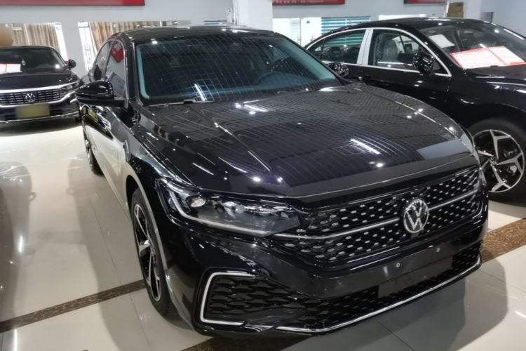 Used Volkswagen Passat 2025 Outstanding Model 330TSI Starry Elite Edition Front Right 45 Deg