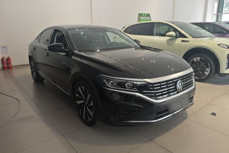 Used Volkswagen Passat 2025 Outstanding Model 380TSI Dragon Glory Edition Front Right 45 Deg