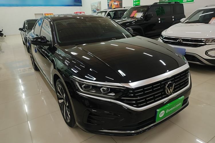 Used Volkswagen Passat 2025 Outstanding Model 380TSI Dragon Glory Edition Front Right 45 Deg