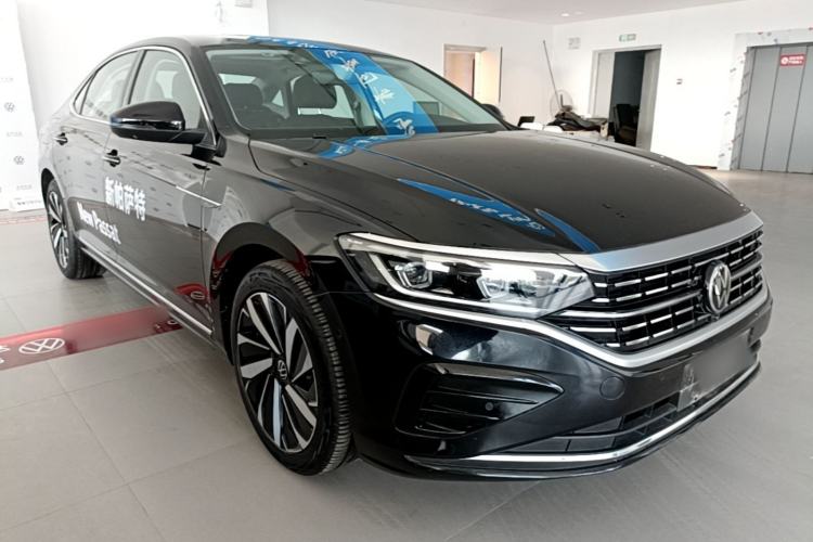 Used Volkswagen Passat 2025 Outstanding Model 380TSI Dragon Glory Edition Front Right 45 Deg