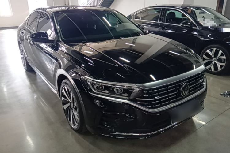 Used Volkswagen Passat 2025 Outstanding Model 380TSI Dragon Glory Edition Front Right 45 Deg