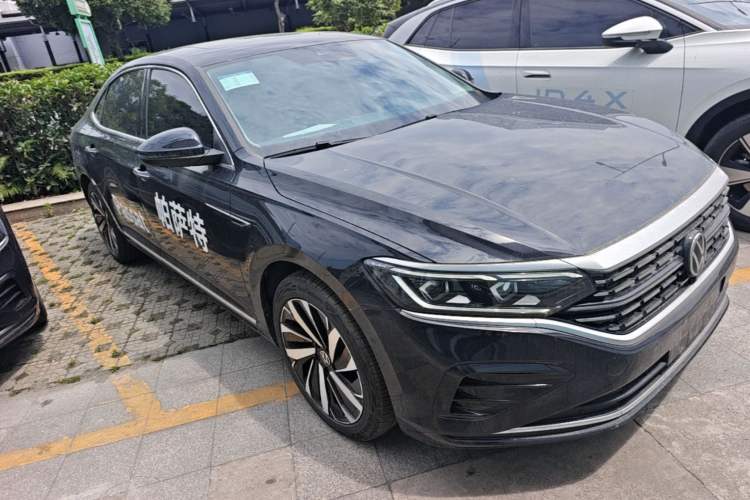 Used Volkswagen Passat 2025 Outstanding Model 380TSI Dragon Glory Edition Front Right 45 Deg